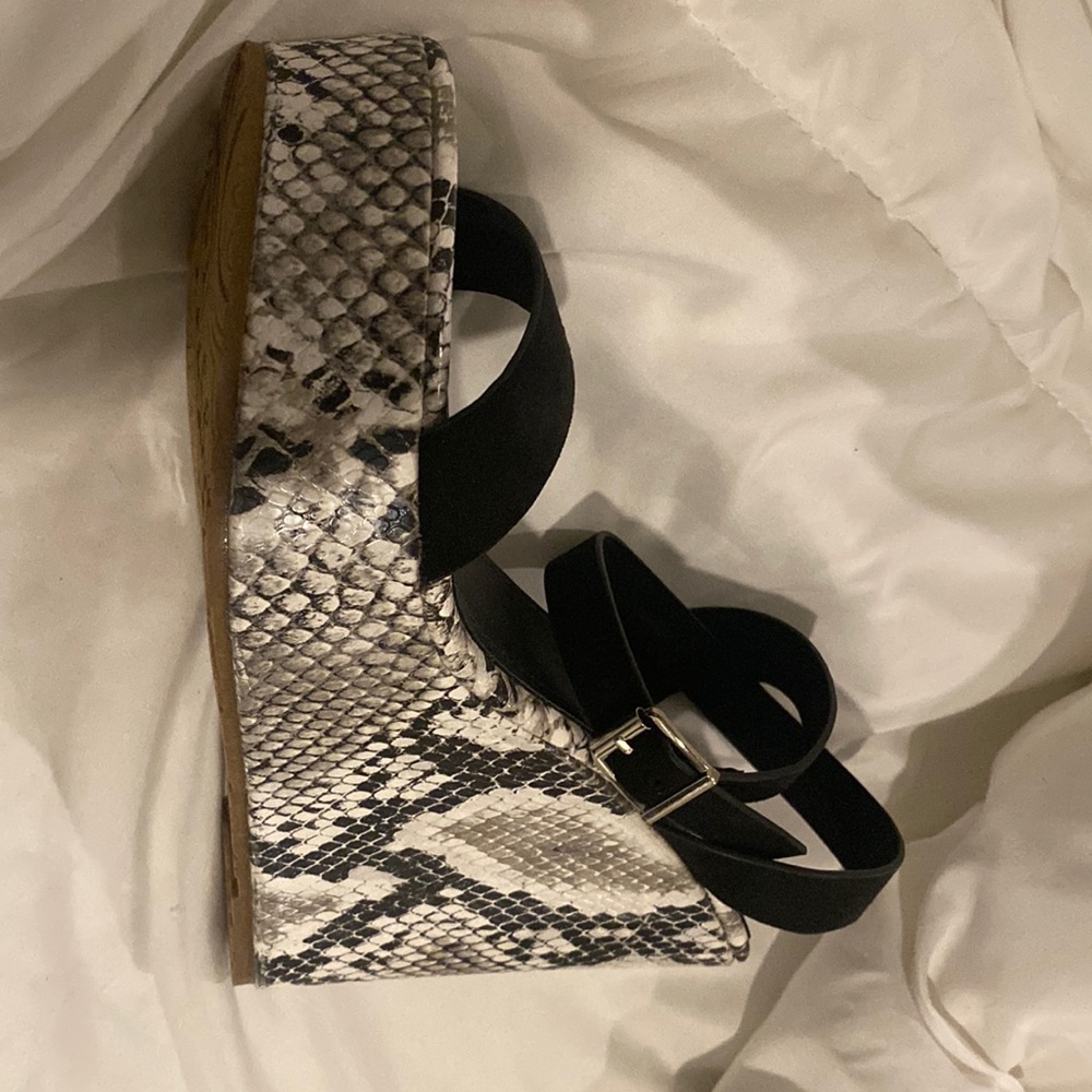 Snake skin wedge